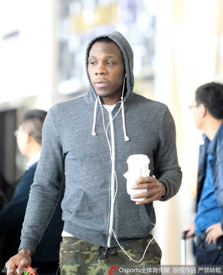 辽篮记忆:那些年机场追逐的迷彩少年与温情瞬间 贺天举微微侧身,耐心俯听球迷的言语,缠着绷带的手挡不住他眼中对支持者的感激与温和。