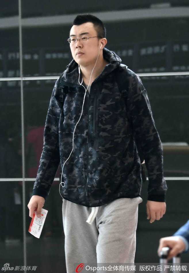 辽篮记忆:那些年机场追逐的迷彩少年与温情瞬间 戴着框架眼镜的杨鸣斯文儒雅,在喧嚣的人群中安静地为球迷签名,举手投足间尽显辽篮队长的绅士风度。