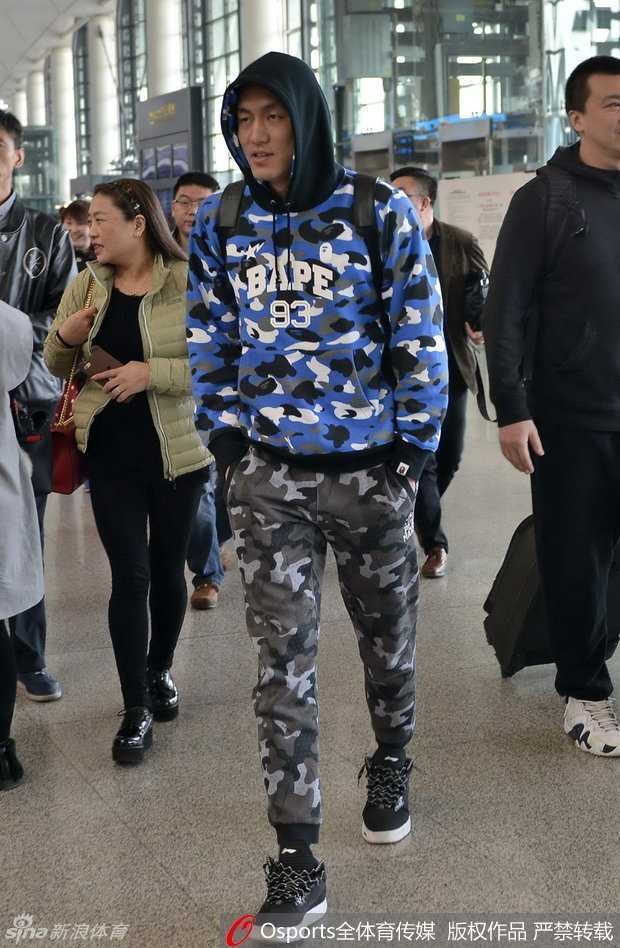 辽篮记忆:那些年机场追逐的迷彩少年与温情瞬间 郭艾伦低垂着眉眼,手中的签字笔却一刻不停,为身旁热切的女球迷在球衣上留下专属印记。