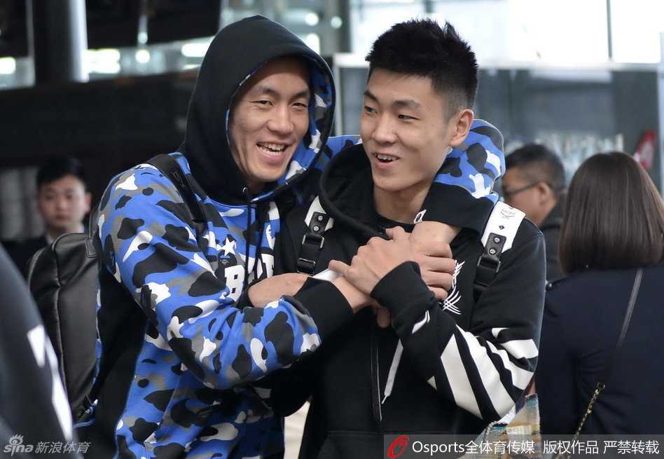 辽篮记忆:那些年机场追逐的迷彩少年与温情瞬间 身着一袭迷彩服的大男孩郭艾伦,在人群中咧嘴坏笑,仿佛下一秒就要想出什么整蛊队友的鬼点子。