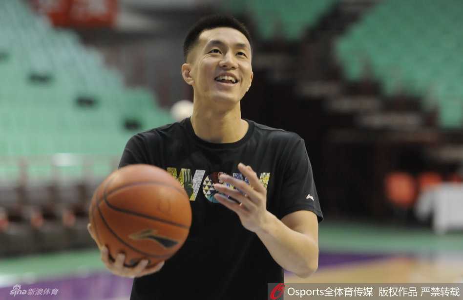 辽篮赛前欢乐多 郭艾伦领衔众将轻松备战 心情大好的郭艾伦在训练间隙开怀大笑,眼神中带着一丝调皮,仿佛在问旁边的队友“笑啥呢”,那股轻松劲儿极具感染力。