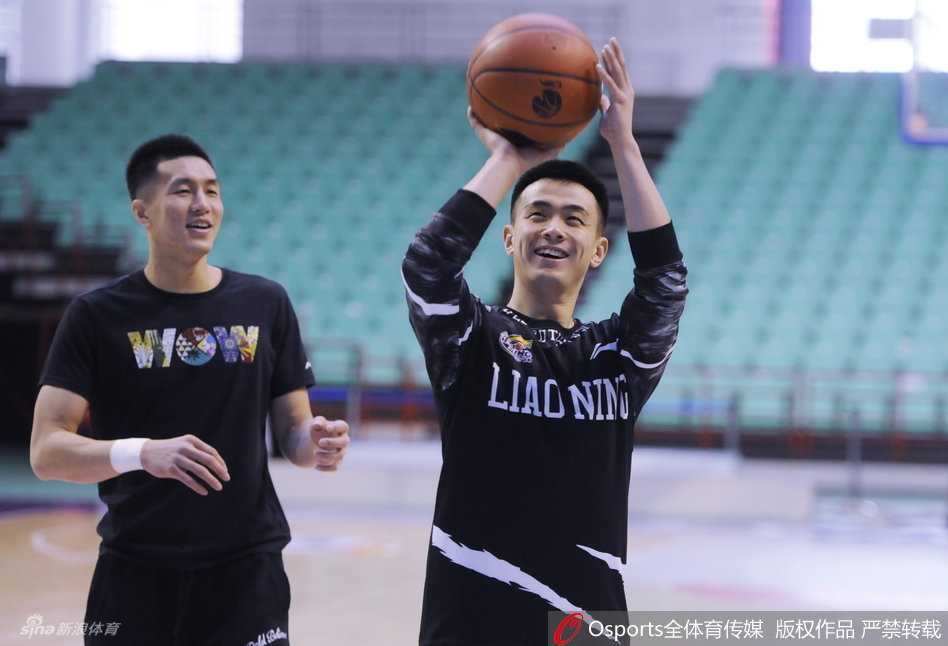 辽篮赛前欢乐多 郭艾伦领衔众将轻松备战 核心外援哈德森在训练中表情严肃,一丝不苟地进行投篮练习,肌肉线条分明的他显然在休赛期下足了苦功,眼神中透露出对胜利的渴望。