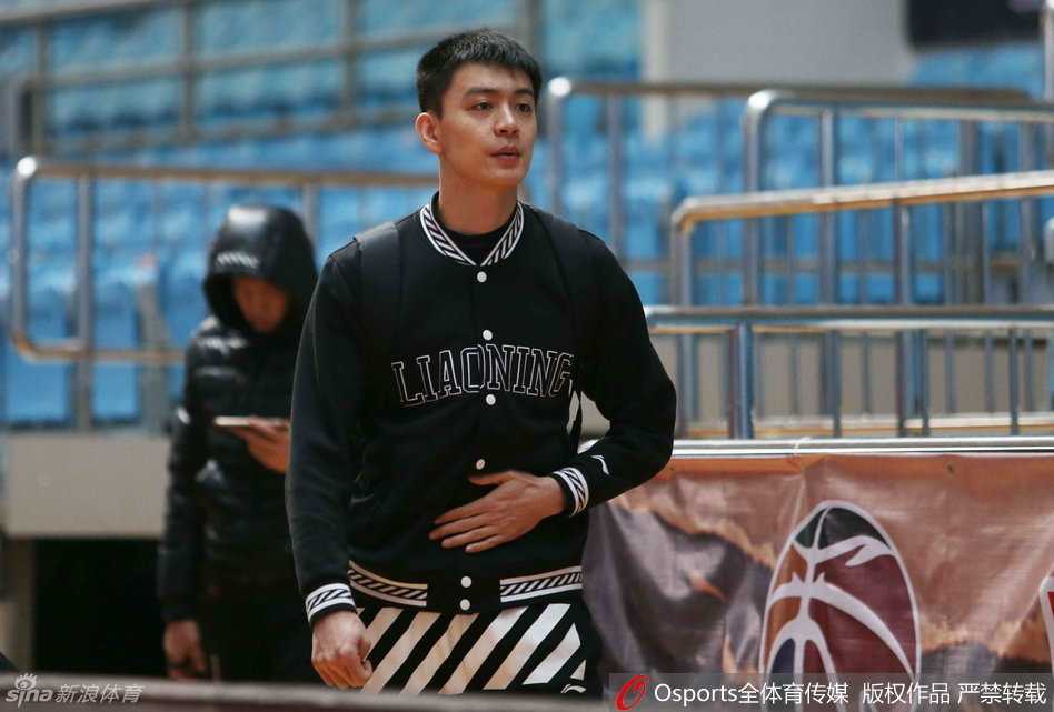 辽篮远征回忆:韩德君擎天巨掌定乾坤,双子星笑容照亮争冠之路 外援兰多夫训练中认真打磨技术,尽管首战手感冰凉,但他依然是辽宁内线不可或缺的白魔兽。