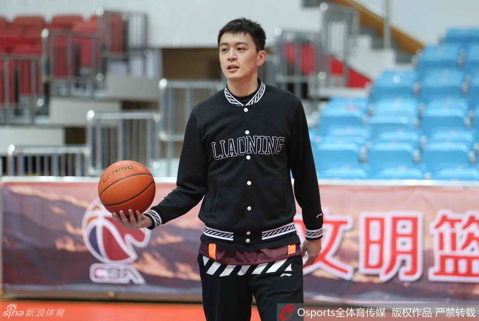 辽篮远征回忆:韩德君擎天巨掌定乾坤,双子星笑容照亮争冠之路 主教练郭士强双手插兜场边沉思,目光如炬注视着弟子们的一举一动,心中早已谋划着季后赛的攻防棋局。