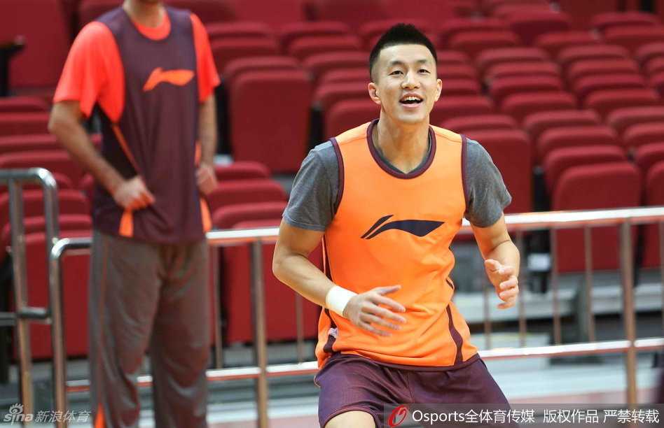 辽篮远征回忆:韩德君擎天巨掌定乾坤,双子星笑容照亮争冠之路 哈德森与郭艾伦场边耳语交流,两位后场王牌正在商讨战术,眉眼间尽显搭档默契与夺冠决心。