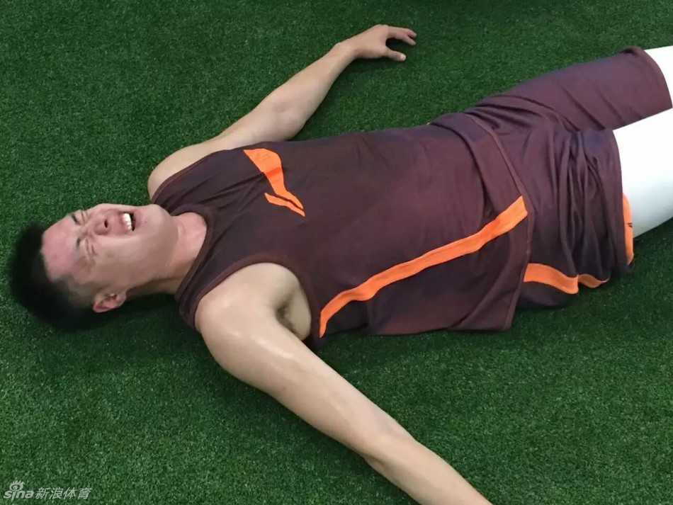 辽篮重炮赴美逐梦,贺天举夏日特训力争突破 康复师正在用独特的手法为贺天举放松腰部肌肉,他趴在理疗床上,神情放松,对治疗充满信任。