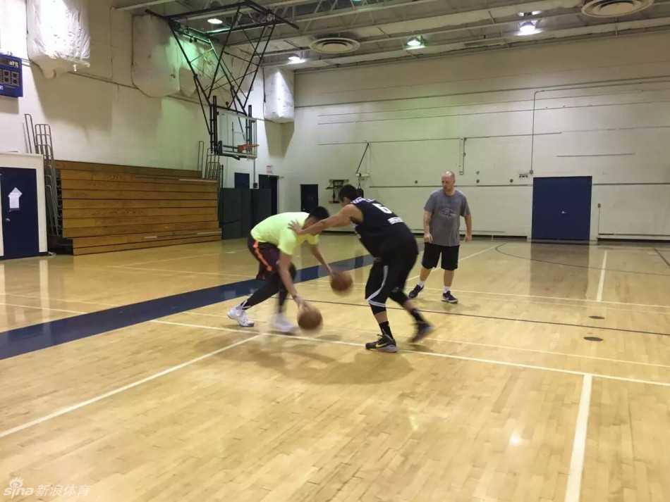 辽篮重炮赴美逐梦,贺天举夏日特训力争突破 贺天举进行力量训练,他手持器械,手臂肌肉线条分明,每一滴汗水都见证着他的努力。