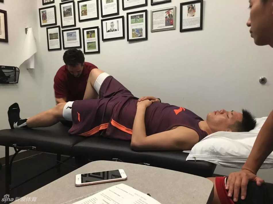 辽篮重炮赴美逐梦,贺天举夏日特训力争突破 贺天举面对镜头展示他得到的特制营养餐,餐盒里装满了色泽诱人的有机鸡肉和新鲜蔬菜,这是他增肌计划的一部分。