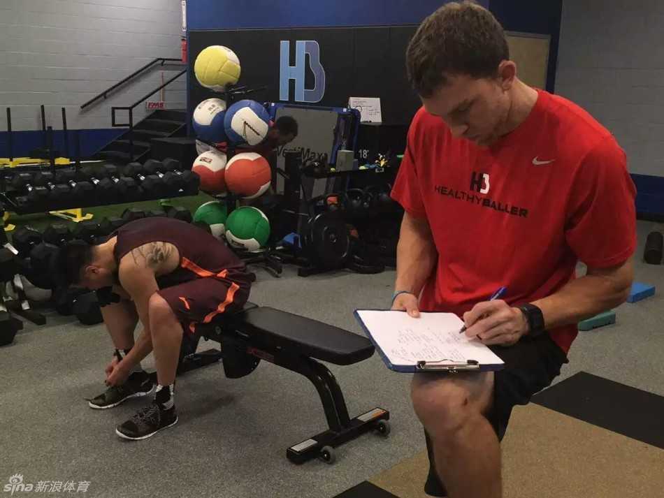 辽篮重炮赴美逐梦,贺天举夏日特训力争突破 贺天举在训练师的指导下进行持球突破练习,他表情专注,眼神坚定,仿佛要撕裂眼前的防线。