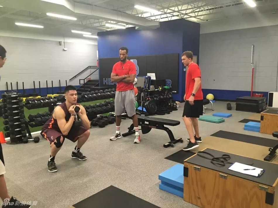 辽篮重炮赴美逐梦,贺天举夏日特训力争突破 体能训练场上,贺天举双手撑地,身体紧绷成一条直线,正在进行高难度的核心稳定性训练。