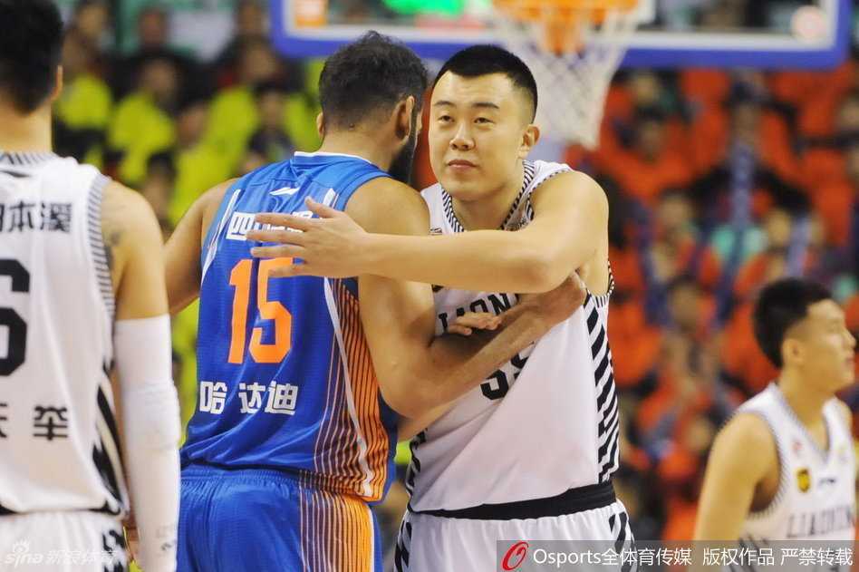 辽篮鏖战记:功夫熊猫单防亚洲第一中锋,郭少穿花戏法哈达迪 韩德君与哈达迪在禁区深情“拥抱”,肌肉碰撞间满是英雄相惜的肃杀之气。