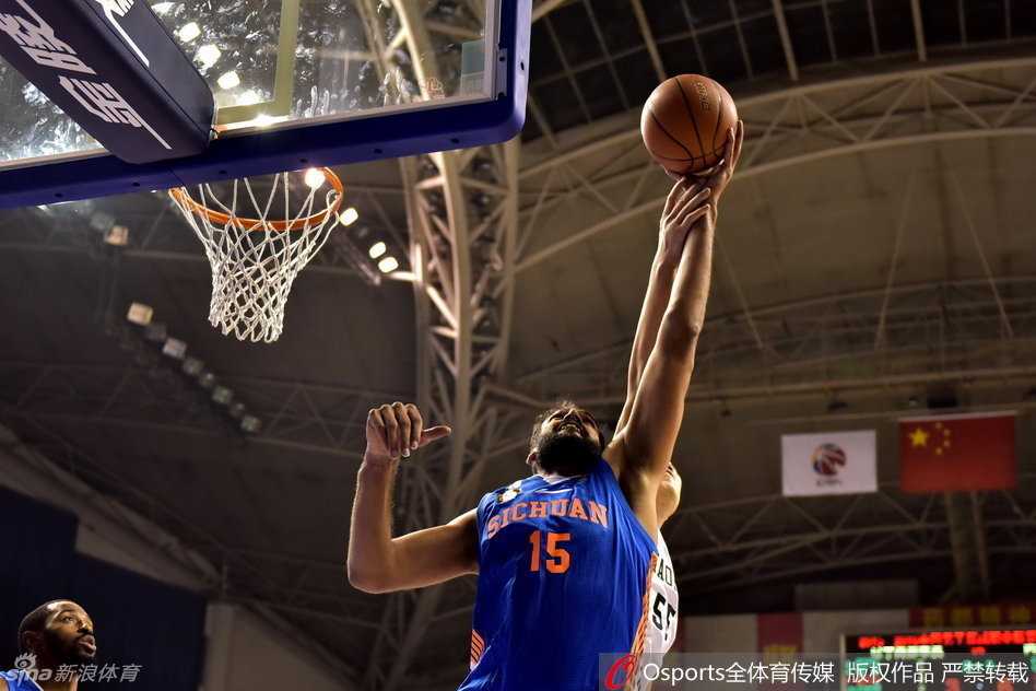 辽篮鏖战记:功夫熊猫单防亚洲第一中锋,郭少穿花戏法哈达迪 李晓旭在对手打手犯规后依然稳稳将球送入篮筐,眼神坚毅如魔兽下山。