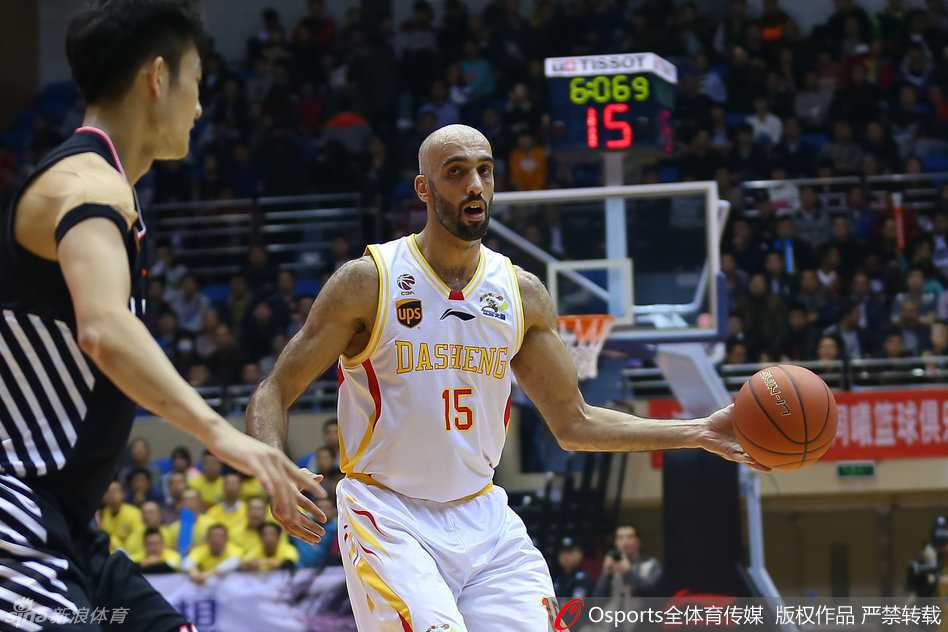 暂停时刻，满头白发的教练组拉住气喘吁吁的韩德君和赵继伟，双手比划着战术板，急切地面授机宜布置决胜战术。