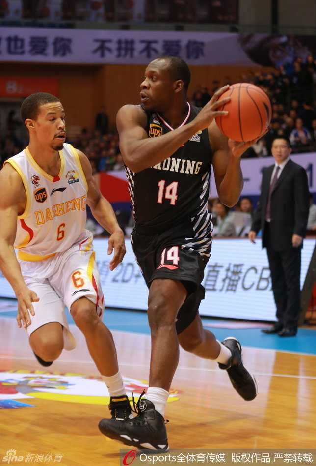 辽宁队长杨鸣快速运球推进发动反击，长发飘飘间眼神犀利，正挥手指挥队友落位组织进攻。