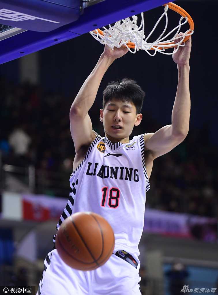 辽篮铁血岁月:韩德君的篮下擎天与郭艾伦的灵动娇影 兰多夫站上罚球线,眼神专注,这一夜的他是辽宁队最稳定的得分保障