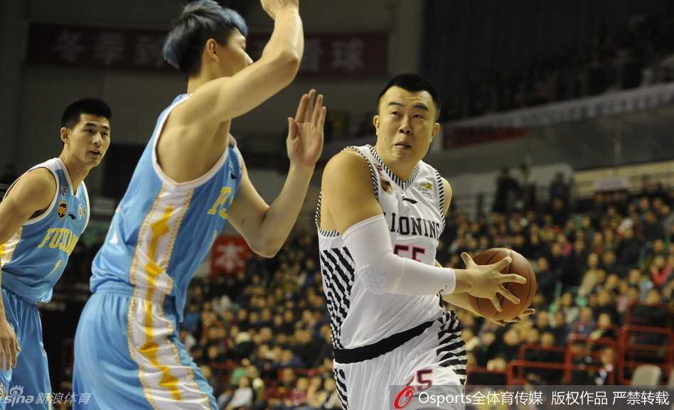 辽篮铁血岁月:韩德君的篮下擎天与郭艾伦的灵动娇影 韩德君在重重防守下犹如泰山压顶,用标志性的勾手完成篮下终结