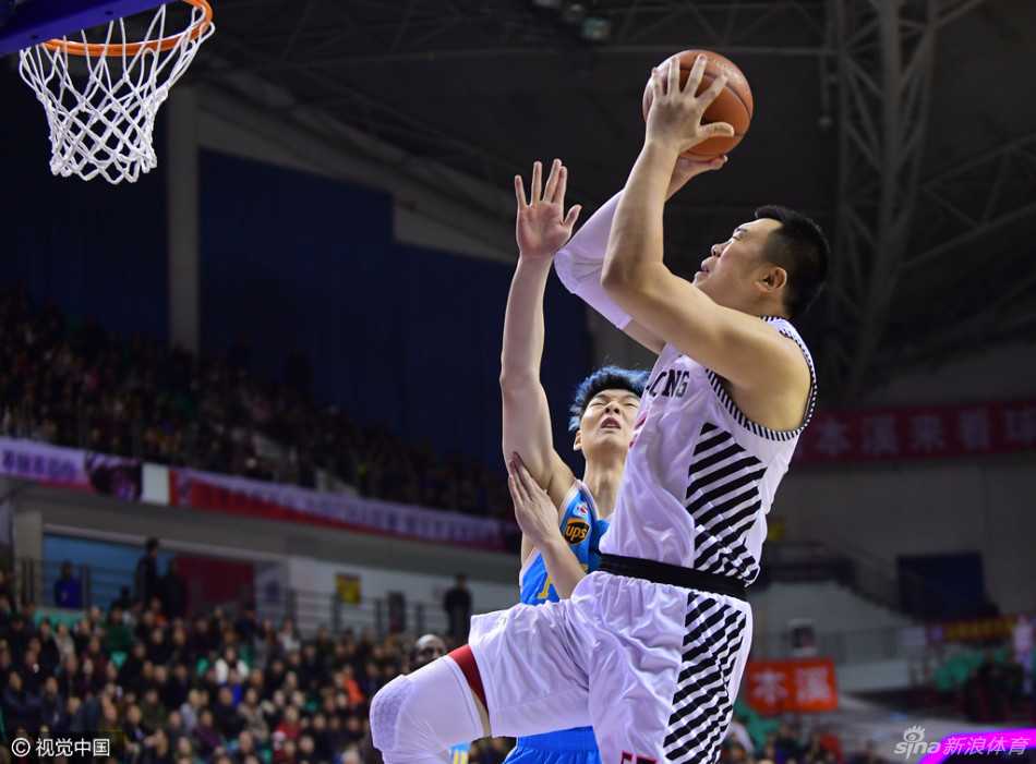 辽篮铁血岁月:韩德君的篮下擎天与郭艾伦的灵动娇影 郭艾伦在人群中穿梭,娇小的身躯里爆发出巨大能量,强行突破上篮