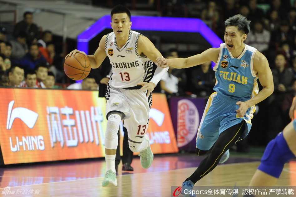 辽篮铁血岁月:韩德君的篮下擎天与郭艾伦的灵动娇影 周启新在底角果断出手,皮球划过一道完美的弧线直坠网窝