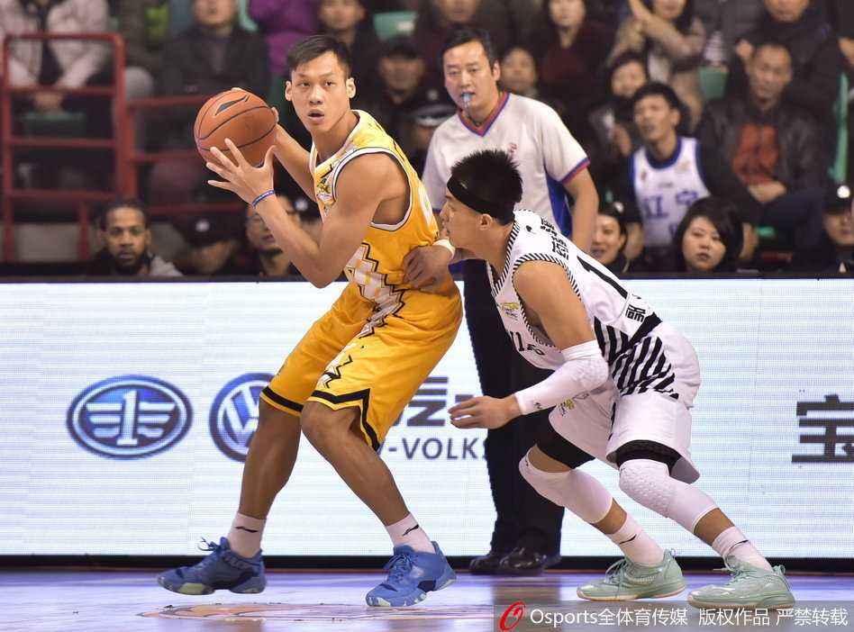 辽篮铁血赛季全回顾:从晋级之喜到伤病之痛 郭艾伦如同牛皮糖一般紧贴在林志杰身前,双手张开,眼神死死盯着对手,每一次移动都充满了对抗的火药味。