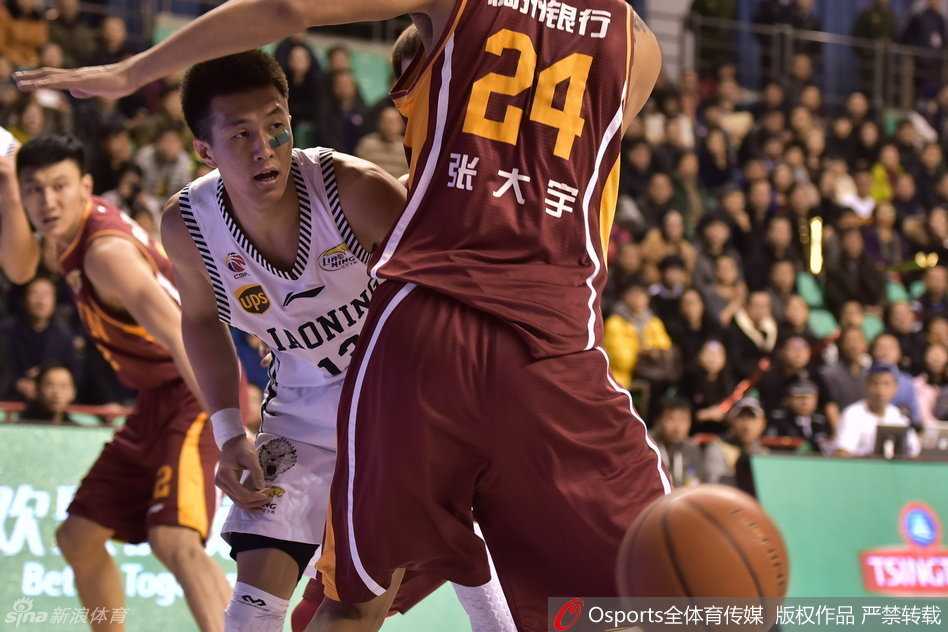 辽篮铁骑无双将 青春风暴耀巅峰 队长杨鸣从容持球组织,目光如炬洞悉全场,举手投足间尽显辽篮老将的沉稳风骨