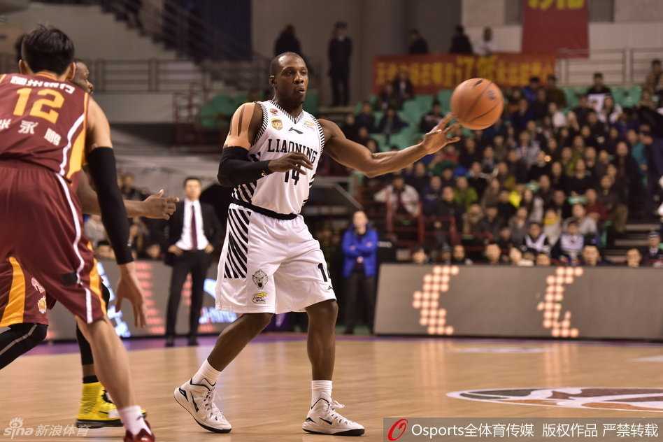 辽篮铁骑无双将 青春风暴耀巅峰 贺天举与兰多夫双鬼拍门,兰多夫持球强硬突进,贺天举侧翼接应,篮下风云为之色变