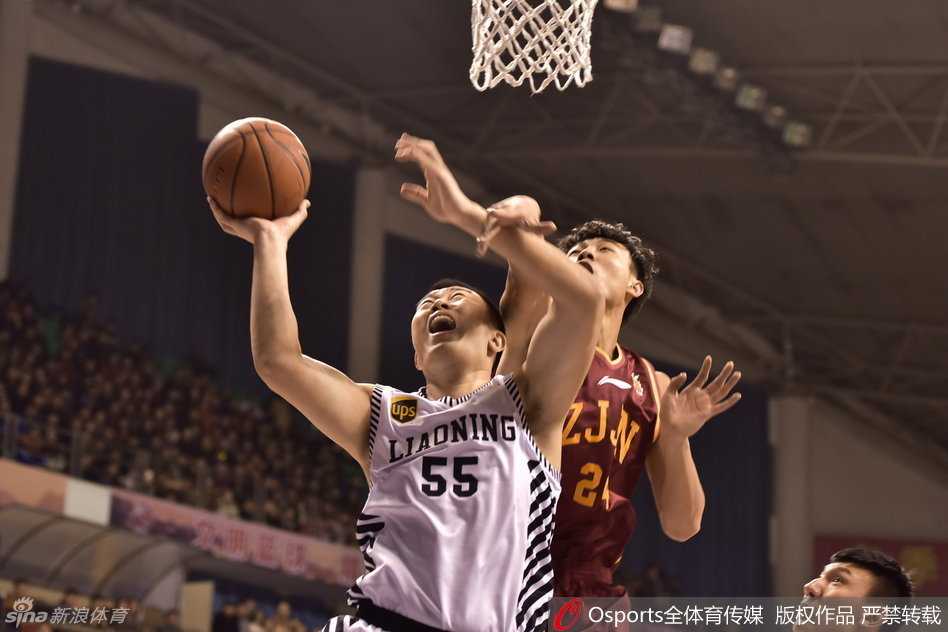 辽篮铁骑无双将 青春风暴耀巅峰 篮下风云激荡,辽宁将士在人丛中血腥拼抢前场篮板,每一次起跳都带着必胜的渴望