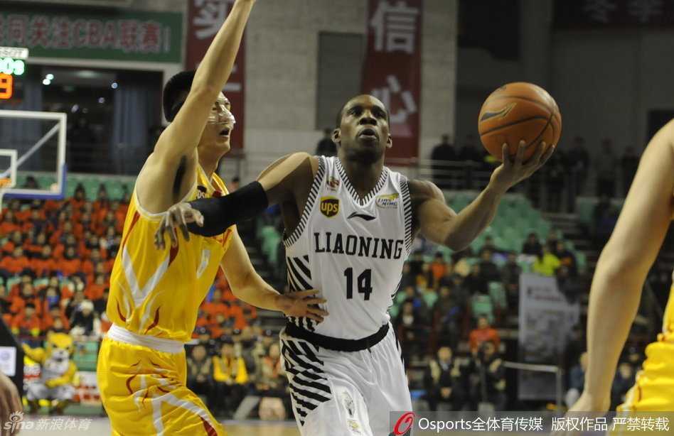 辽篮铁骑激战正酣,郭少领衔群星闪耀赛场瞬间 乱军之中哈德森凭借敏锐的判断将球收入囊中,为球队争得宝贵的球权。