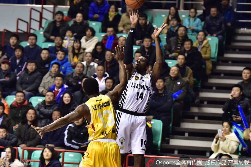 辽篮铁骑激战正酣,郭少领衔群星闪耀赛场瞬间 哈德森施展拿手绝技高难度后仰跳投,篮球空心入网,尽显冷血杀手本色。