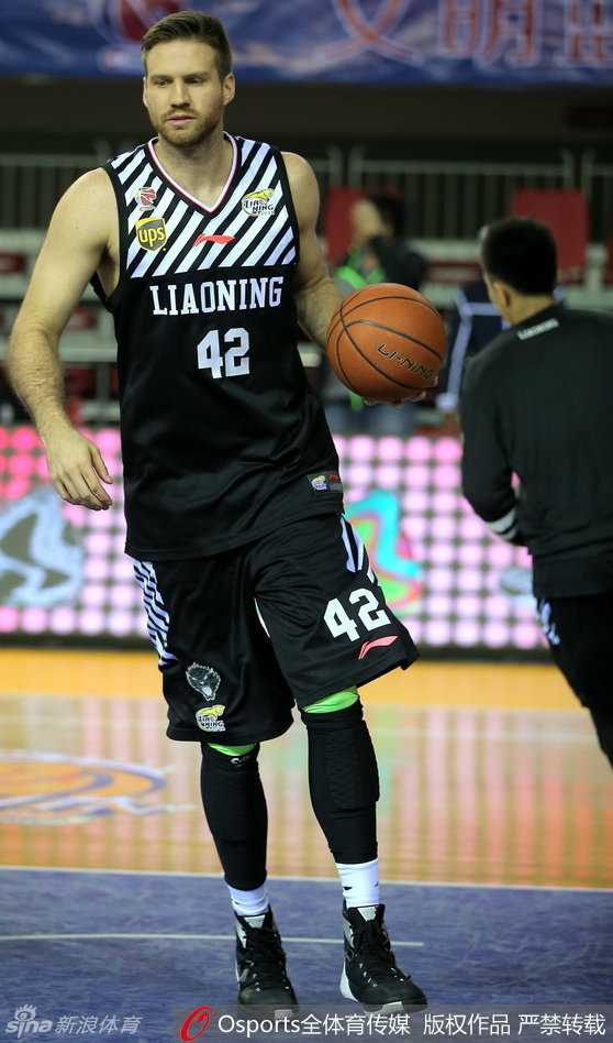 辽篮铁骑锋芒尽显 那些年我们一起追的冠军之心 兰多夫弯下腰,运球寻找节奏,随即一个加速持球强突,他用强悍的身体顶着防守人,誓要将球放进篮筐