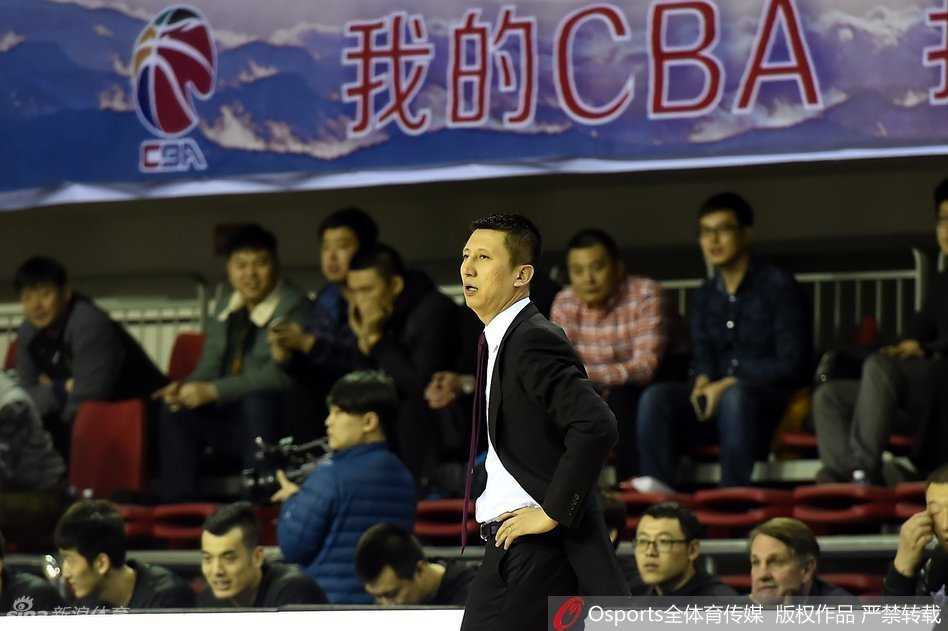 辽篮铁骑锋芒尽显 那些年我们一起追的冠军之心 郭艾伦在球场上奔跑庆祝胜利,他紧握双拳,脸上洋溢着少年般的笑容,尽情释放着内心的狂喜