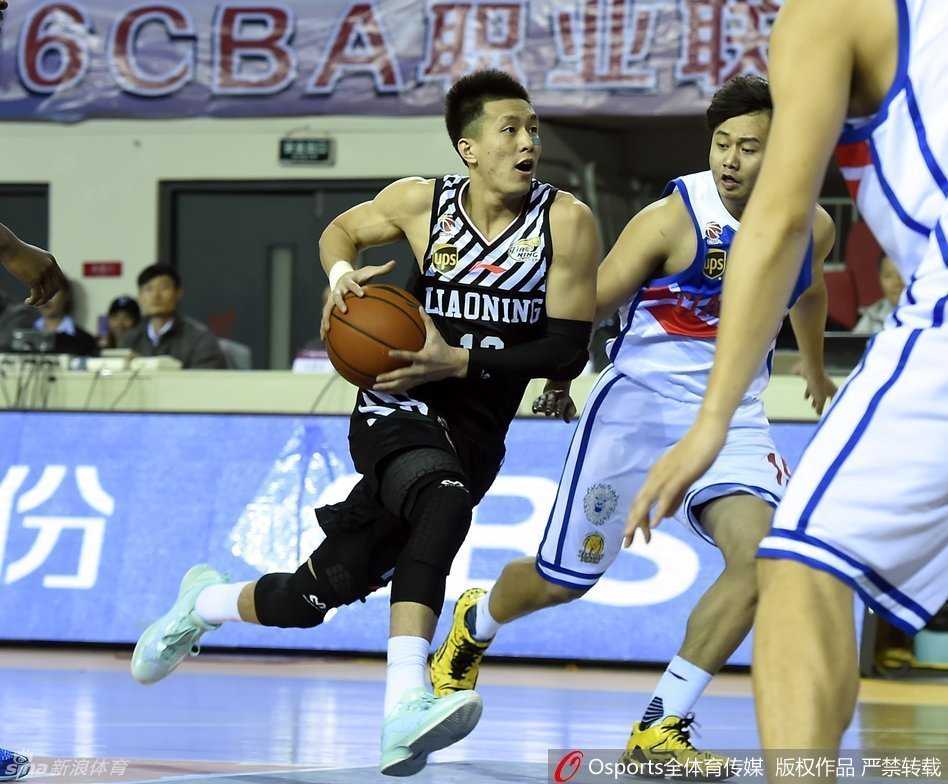 辽篮铁骑锋芒尽显 那些年我们一起追的冠军之心 郭士强在场边全神贯注地指挥战斗,他双手比划着战术手势,眼神坚定,仿佛一切尽在掌控之中