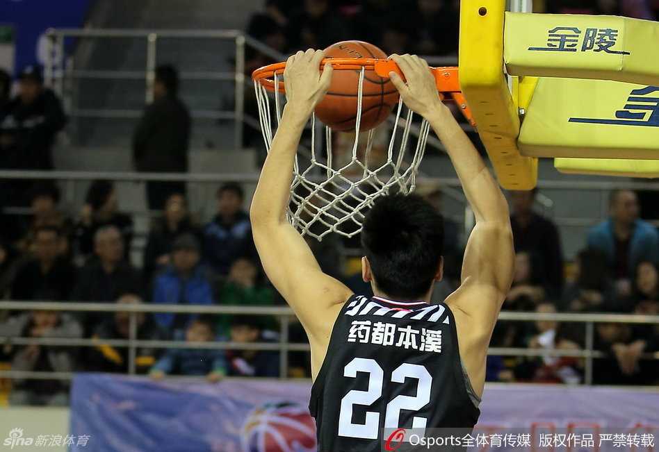 辽篮铁骑锋芒尽显 那些年我们一起追的冠军之心 李晓旭高高跃起,在对手头顶狠狠将球砸进篮筐,双手暴扣的气势震撼全场,仿佛要将所有的能量倾泻而出