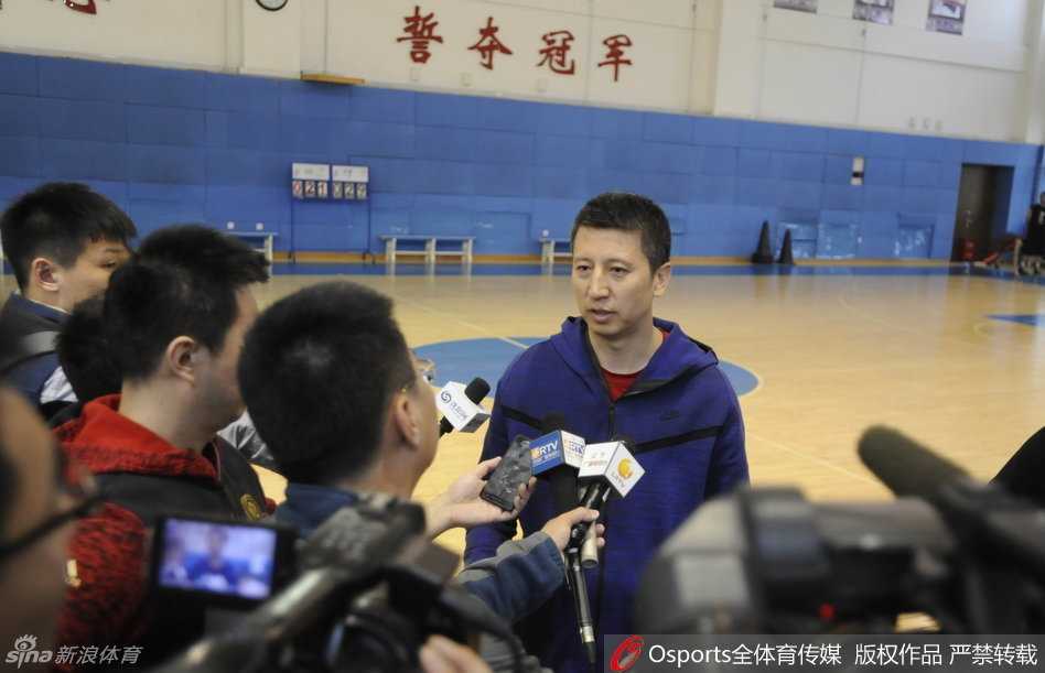 辽篮集结备战新赛季,郭士强严苛训话,杨鸣领衔苦练 主教练郭士强在场边陷入沉思,双手掩面,脑海中正在为新赛季的战术板和人员调配进行着紧张的谋划。