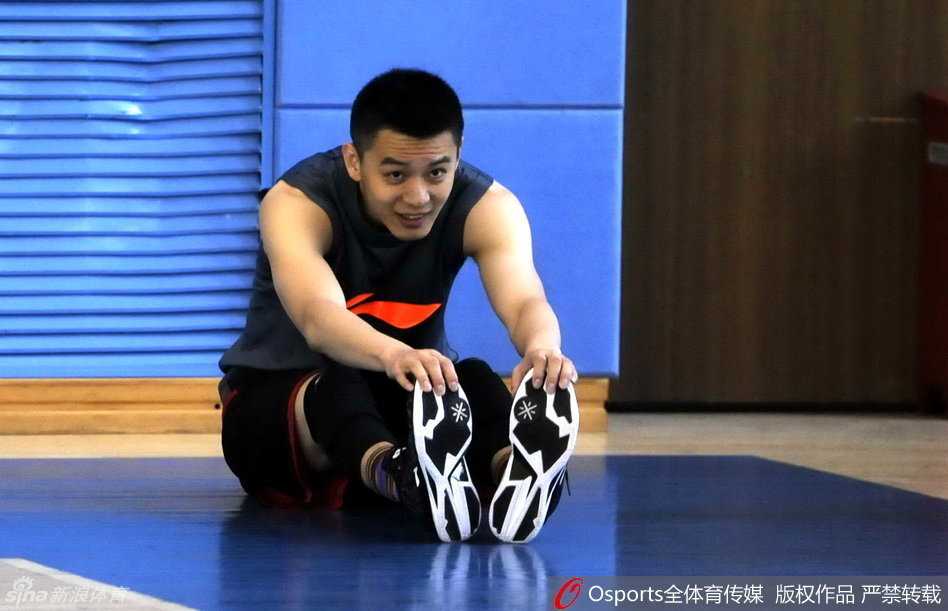 辽篮集结备战新赛季,郭士强严苛训话,杨鸣领衔苦练 射手丛明晨在投篮训练中出手三分,在此之前他刚刚因迟到而加练了折返跑,汗水还未干透,眼神却依然坚定。