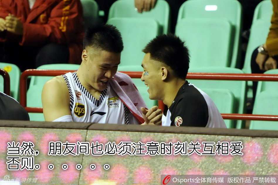 辽篮青春纪事:那些关于“黑怕”兄弟、大胖脸和从未沉没的友情 多年后重逢,郭艾伦与贺天举相视而笑,所有的遗憾与坎坷都融化在这个笑容里,两只手紧紧握在一起,仿佛在说‘兄弟,我一直都在’