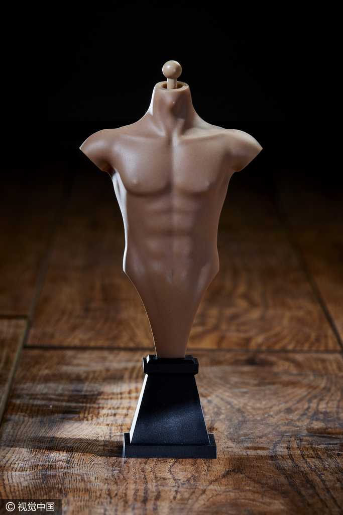 辽篮魂·匠心智造:郭艾伦限量版手办细节神还原,珍藏巅峰时刻 侧面视角展示手办面部轮廓,高挺的鼻梁与下颌线条与郭艾伦真人如出一辙,球衣号码清晰可见