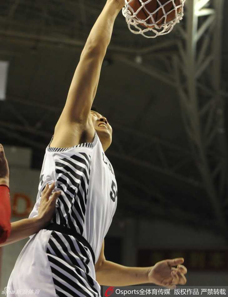 辽篮黄金一代热血战记:郭少锋芒韩德君擎天,那年他们的青春风暴 巨无霸韩德君内线要位成功,接球后无视防守,直接原地起跳单手劈扣,展现了绝对的篮下统治力。