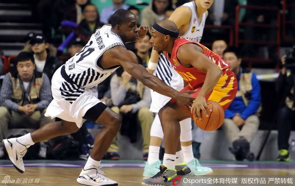 哈德森完成抢断后风驰电掣般发动快攻，他眼前是一片开阔地，这次防守反击即将转化为一次势大力沉的进攻。