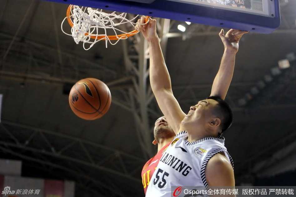 功夫熊猫韩德君在对手头顶完成势大力沉的单手暴扣，防守者只能望球兴叹，这就是辽宁队内线的绝对统治力。