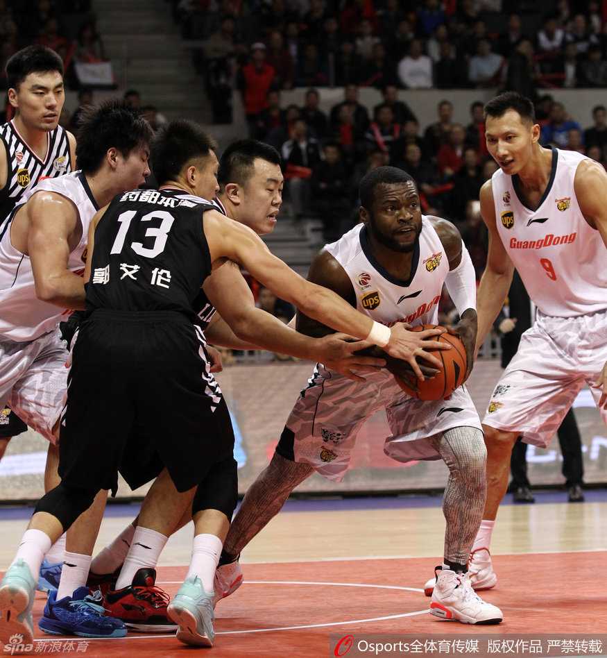 郭艾伦左手上篮瞬间，他犹如利刃出鞘，以一记漂亮的拉杆动作躲避防守，将球打进。