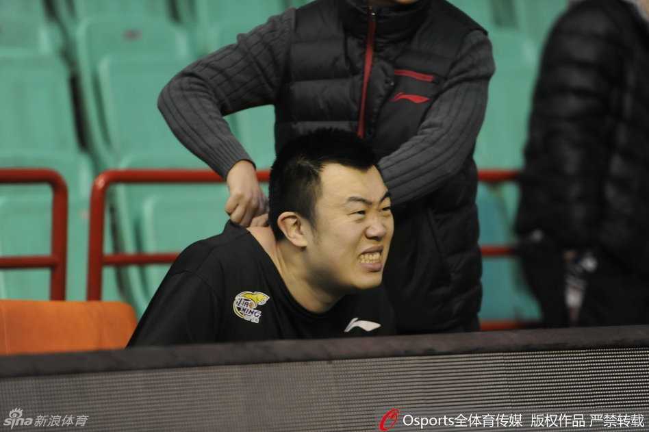 辽宁队神射手贺天举在训练场上从容出手，尽管经历伤病，但他的投篮姿势依然标准如教科书，皮球空心入网的声音，是对他整个夏天努力康复的最好回报。