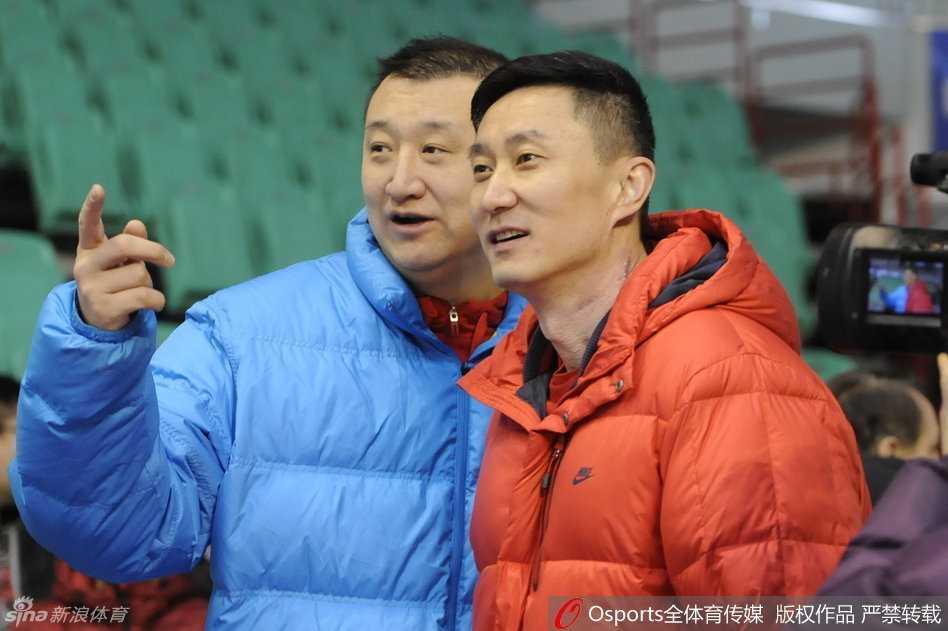 辽宁队长杨鸣在训练中英姿飒爽，清秀的面容下眼神坚毅果敢，他一丝不苟地完成着投篮动作，不仅为自己保持状态，更以身作则引领着队内的年轻人们。