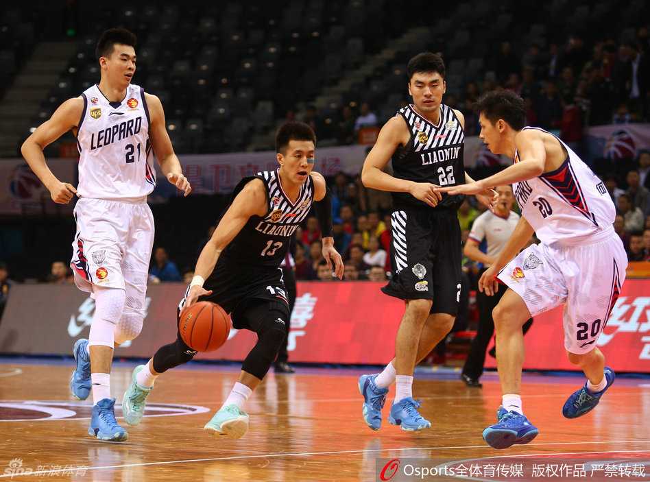 郭艾伦在快攻中如飞天一般跃起，面对防守完成一记势大力沉的单手劈扣，动作舒展至极，仿佛将球场变成了他一个人的表演舞台。