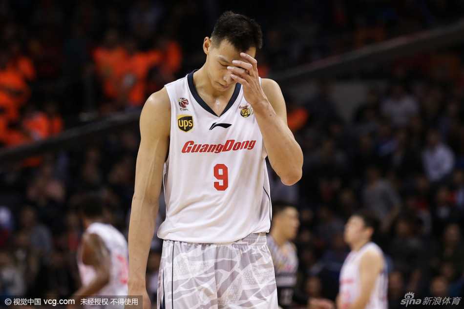 杨鸣摆脱防守后急停跳投，篮球稳稳落入篮筐，身后的易建联奋力封盖却为时已晚，眼神中流露出一丝无奈。