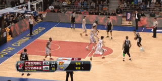 老将王仕鹏外线接球，无视防守，高高跃起，篮球在空中划出一道美丽的彩虹，空心入网，点燃了现场球迷的热情。