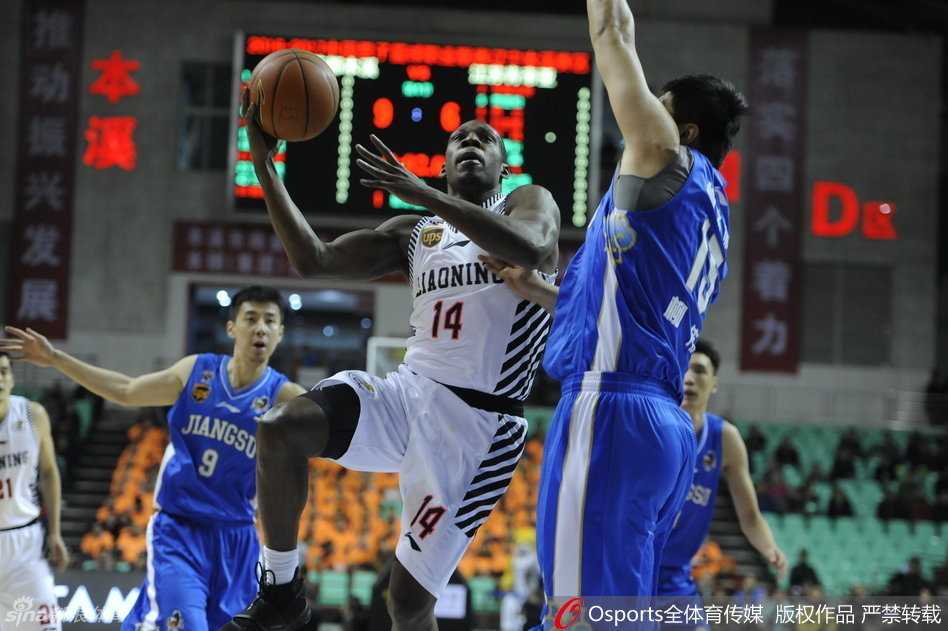 赵继伟面对防守悍将曹飞，如灵蛇出洞般加速突破，身体对抗中依然保持手型稳定，完成高难度上篮。