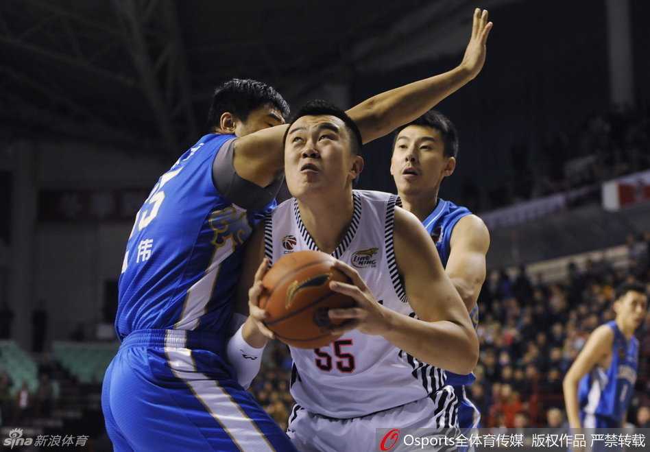 韩德君在内线如山岳般矗立，面对江苏外援萨缪尔斯的强行上篮，他用身体筑起一道坚固的防线，奋力完成封盖干扰。