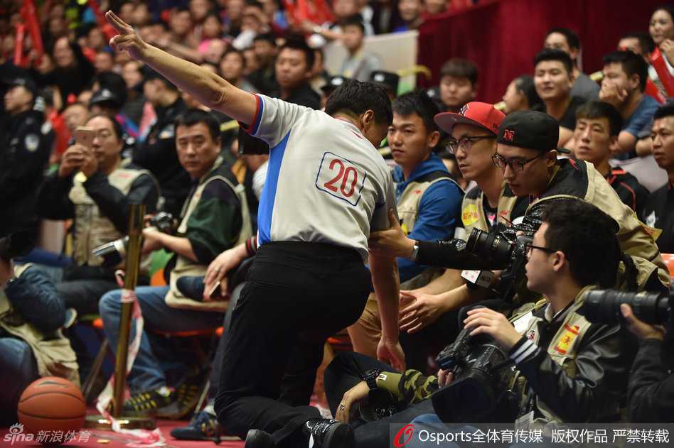 辽宁女球迷在比赛中专注地为球队加油，面容精致，成为赛场边一道亮丽的风景