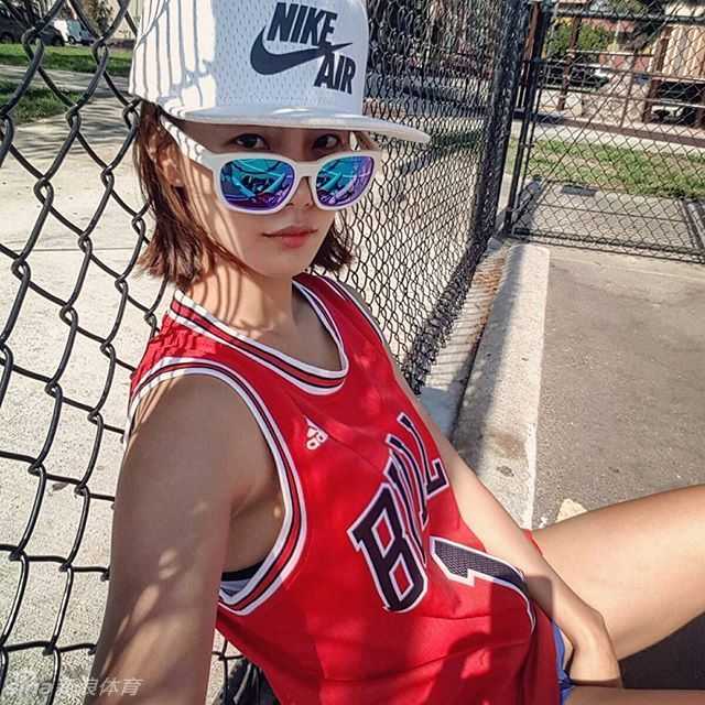 江素妍抱着冲浪板站在海边，湿漉漉的长发贴在肩上，笑容比阳光还灿烂