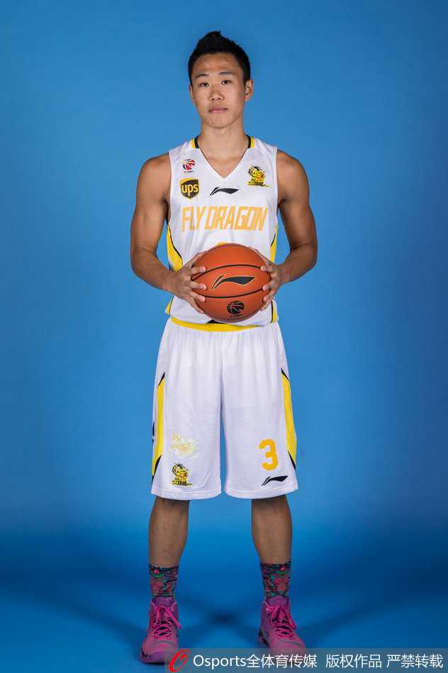 赛后，替补席上的球员们激动地起立欢呼，他们的眼神聚焦赛场，每一次队友的精彩表现都牵动着他们的心，这种团结一心的氛围正是那支北控队最动人的底色。